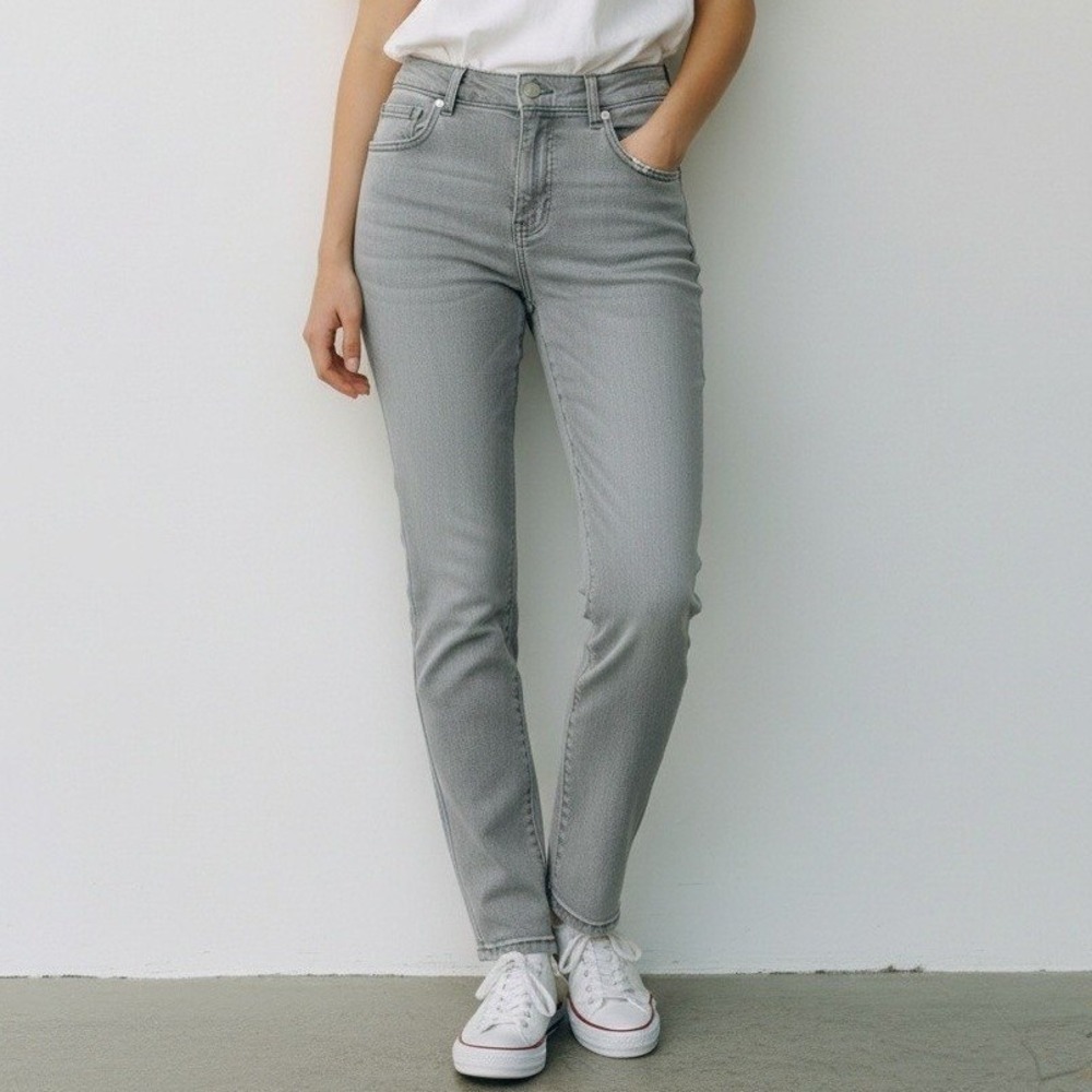 Banana Republic Girlfriend Jeans Gray Light Wash Mid Rise Tapered Size 27/4